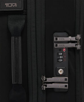 Voyageur L&eacute;ger Dual Access Expandable Cabin